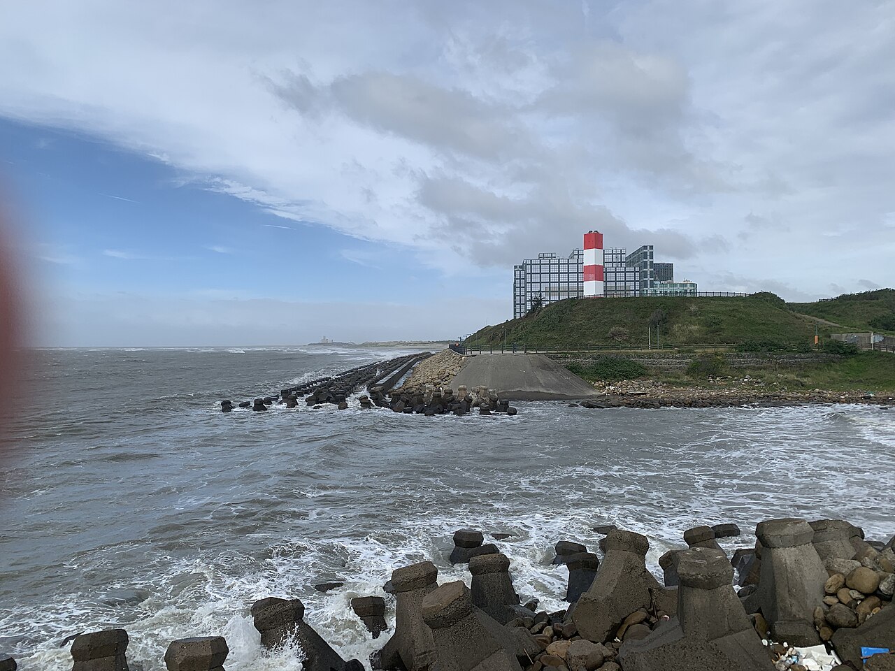 海天一線附近海岸與浪花